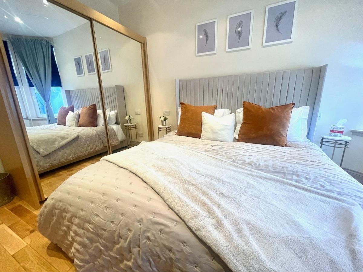 - Stylish 2 Bed In Unique Ibrox Location Nearby Subway And Free Parking Apartment Glasgow