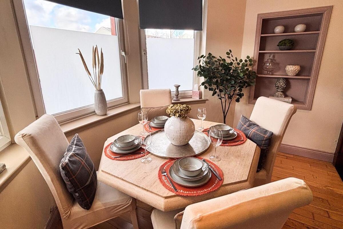 - Stylish 2 Bed In Unique Ibrox Location Nearby Subway And Free Parking Glasgow