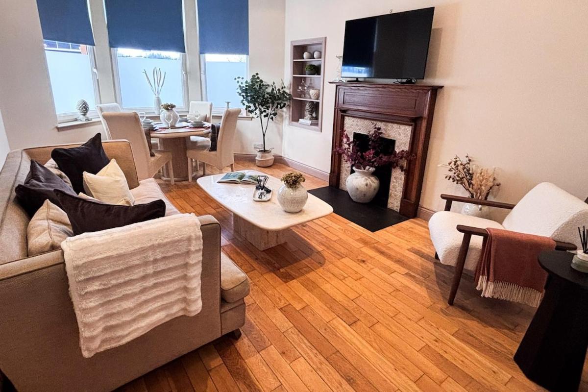 - Stylish 2 Bed In Unique Ibrox Location Nearby Subway And Free Parking Apartment *