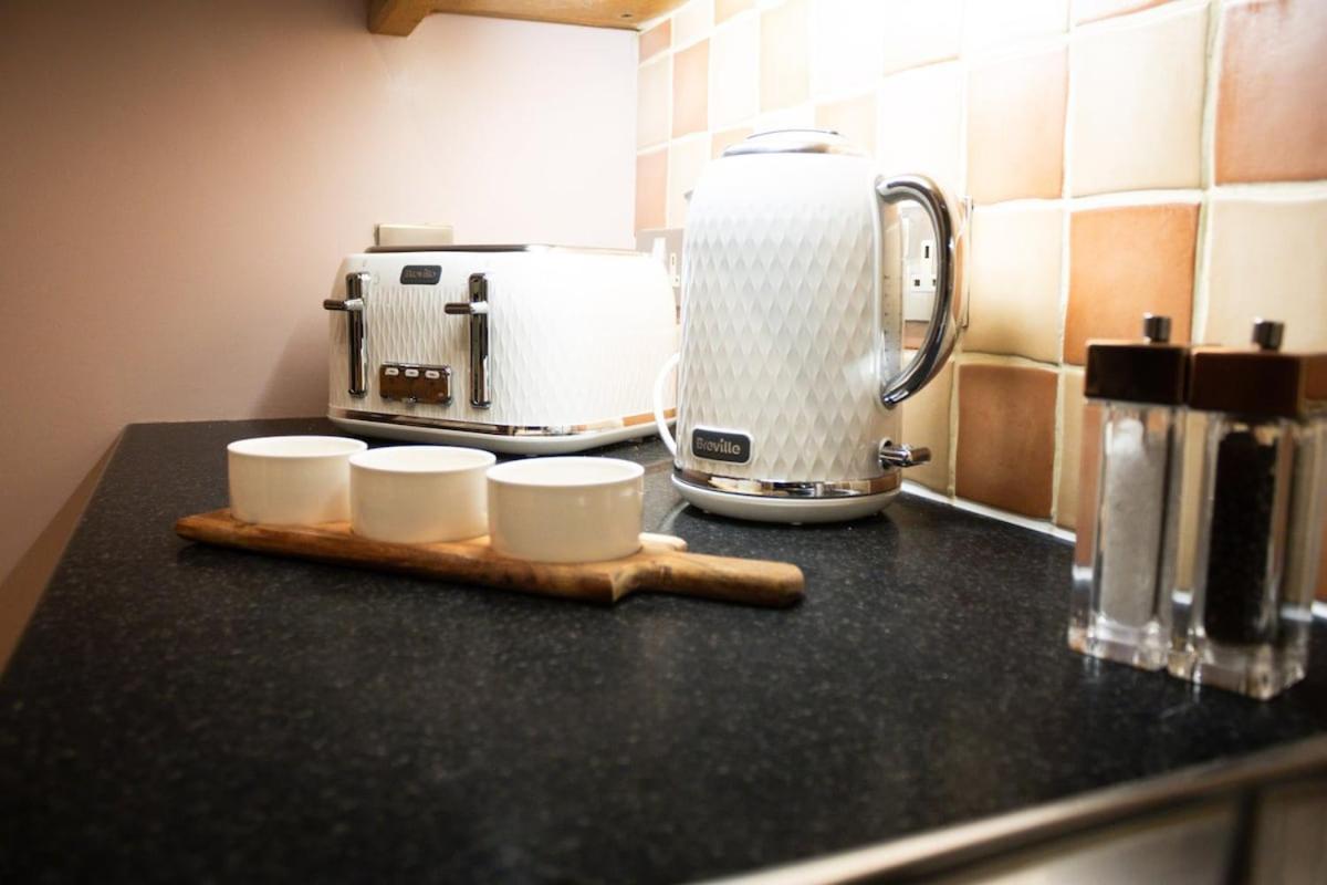 Apartment - Stylish 2 Bed In Unique Ibrox Location Nearby Subway And Free Parking *