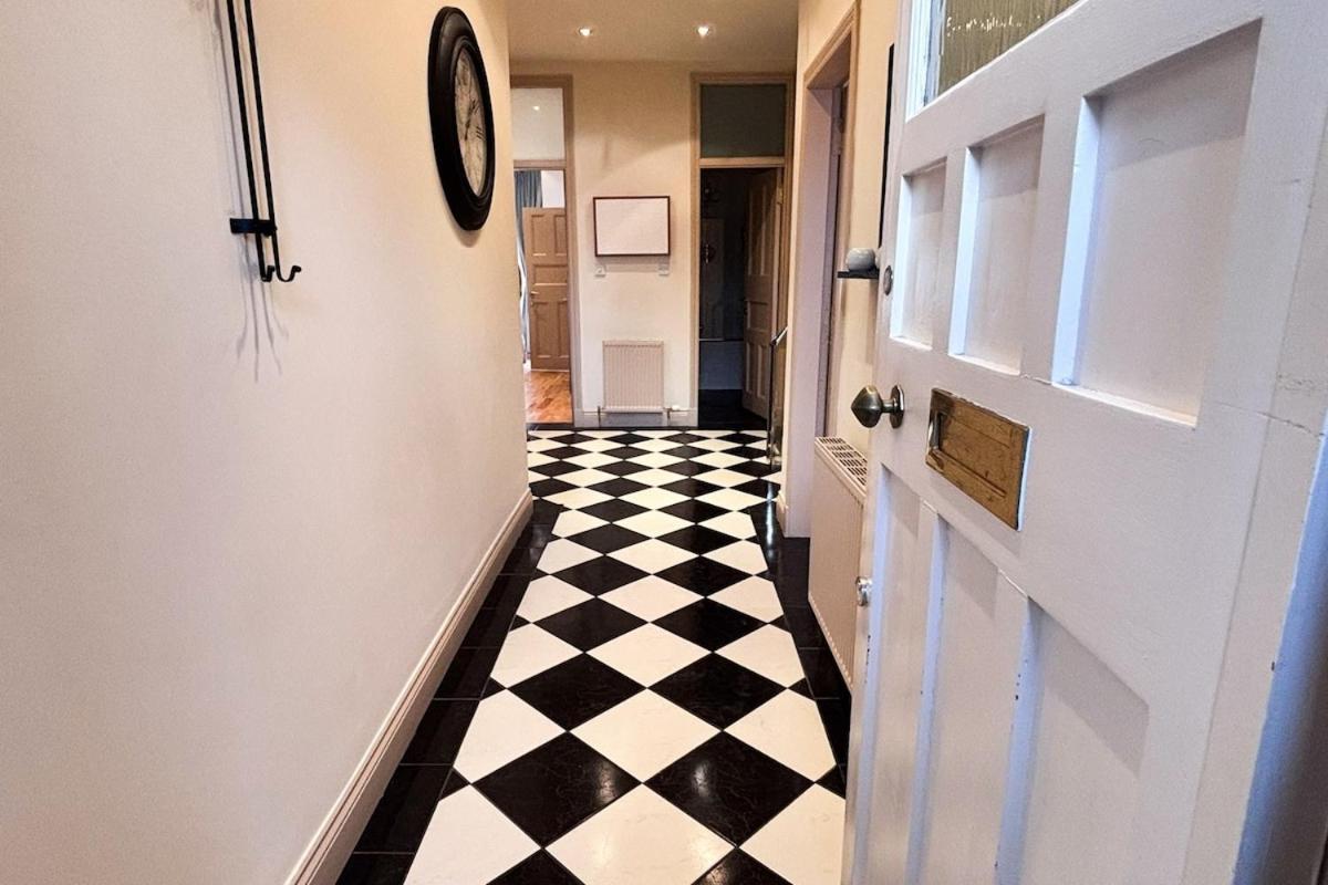 - Stylish 2 Bed In Unique Ibrox Location Nearby Subway And Free Parking Glasgow
