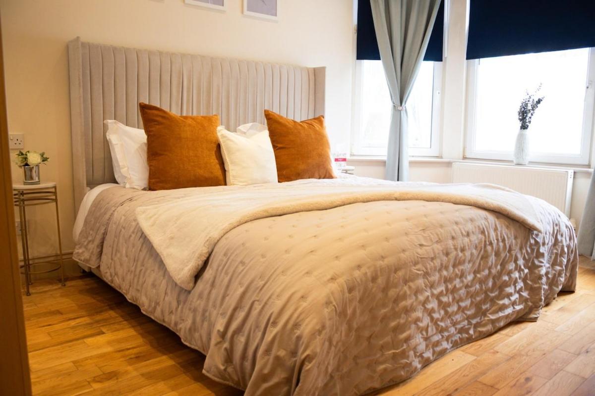 - Stylish 2 Bed In Unique Ibrox Location Nearby Subway And Free Parking Apartment