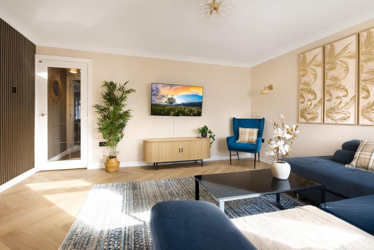 Spacious 3 Bed In With Free Parking Holiday home Glasgow