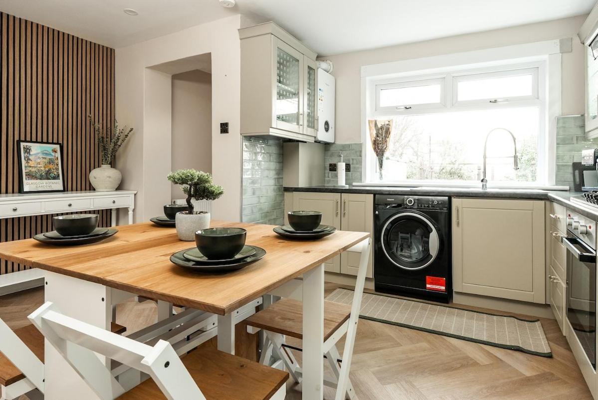 Spacious 3 Bed In With Free Parking Holiday home *