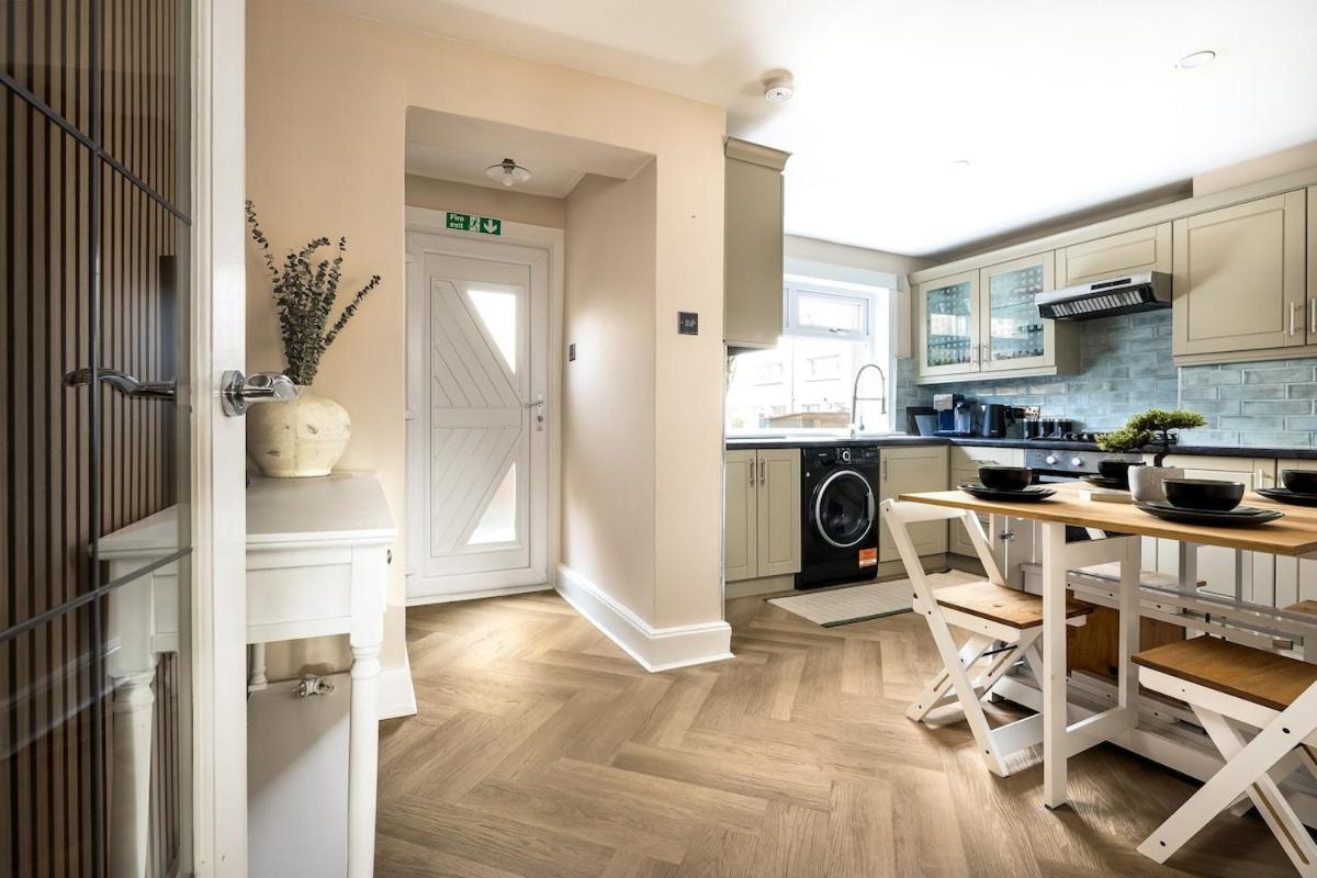Spacious 3 Bed In With Free Parking