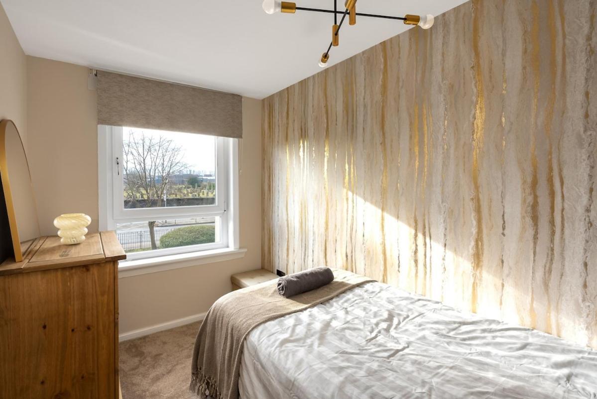 Spacious 3 Bed In With Free Parking Holiday home Glasgow