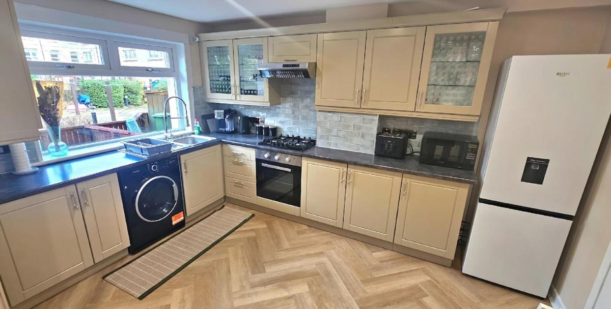 Holiday home Spacious 3 Bed In With Free Parking Glasgow