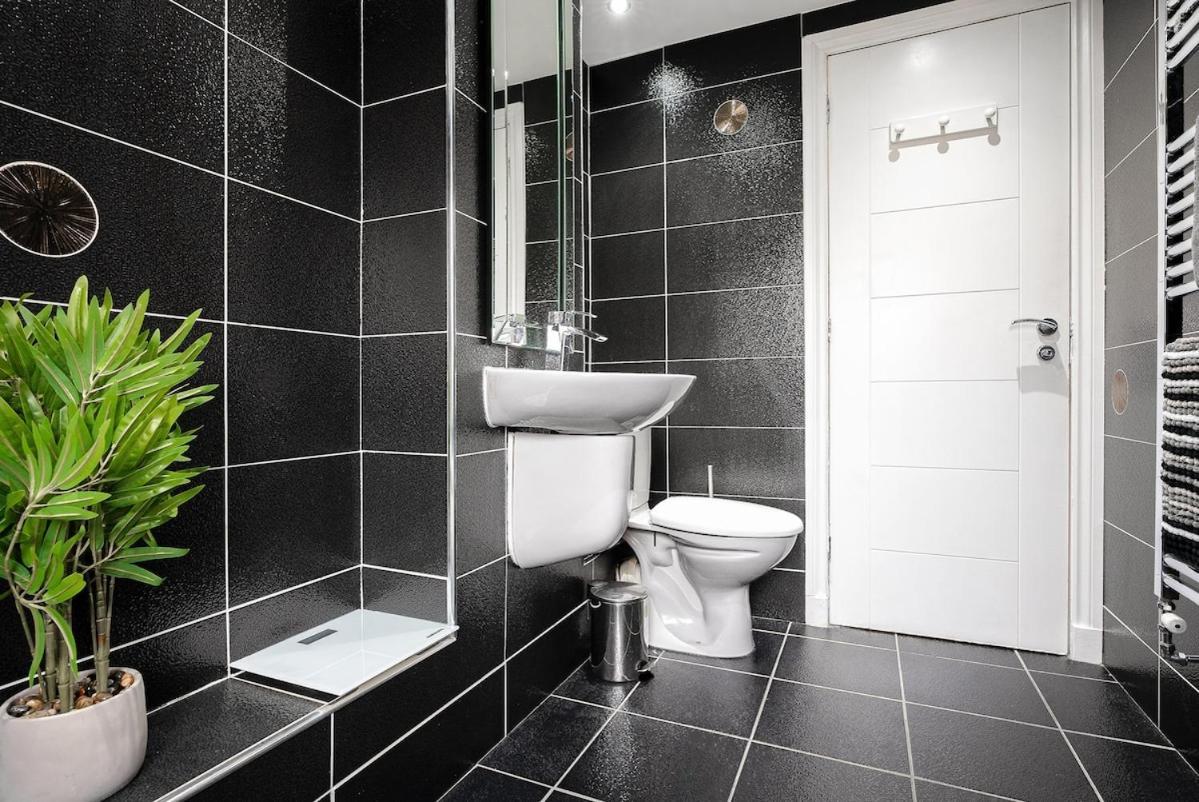 Spacious 3 Bed In With Free Parking Holiday home