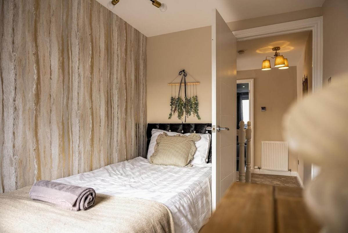 Spacious 3 Bed In With Free Parking Holiday home