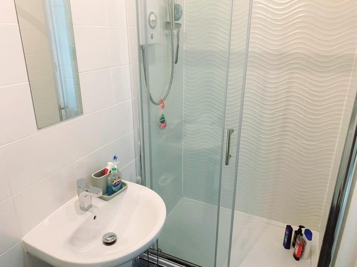 Apartment Modern Two Bed With Free Parking *