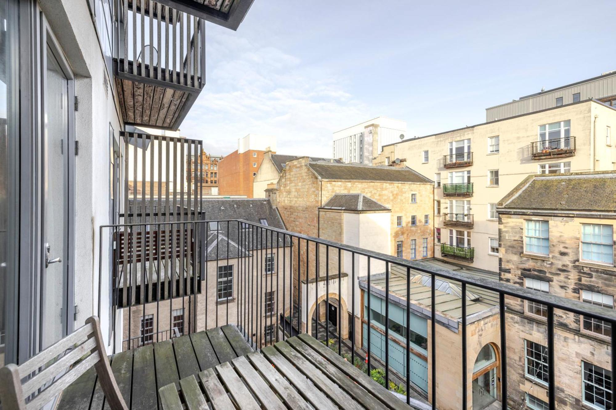 Joivy Chic Flat With Balcony In Merchant Glasgow