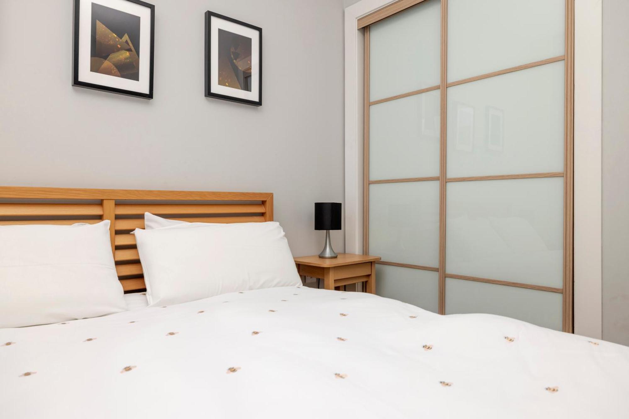 Joivy Chic Flat With Balcony In Merchant Glasgow