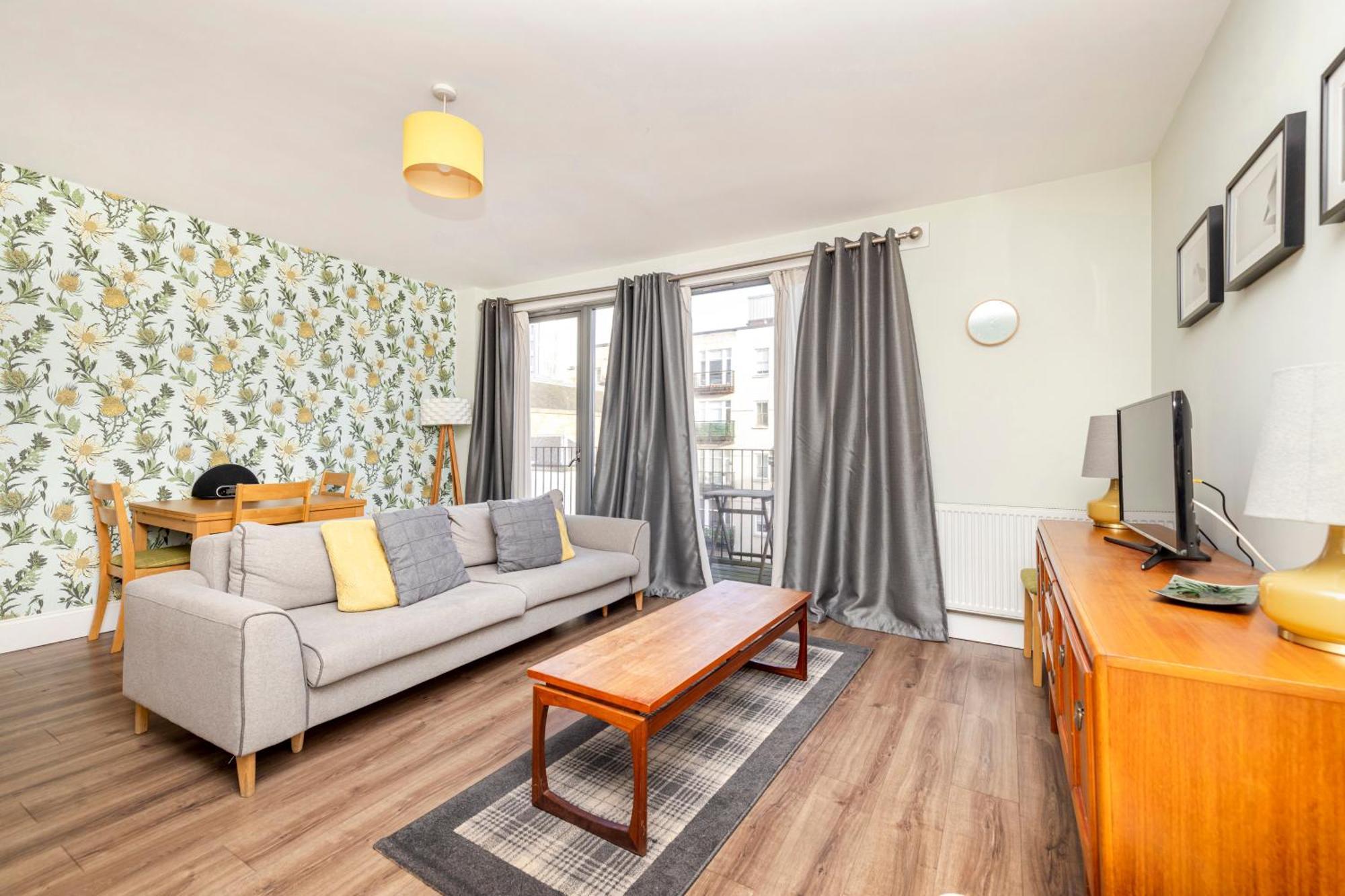 Joivy Chic Flat With Balcony In Merchant Glasgow