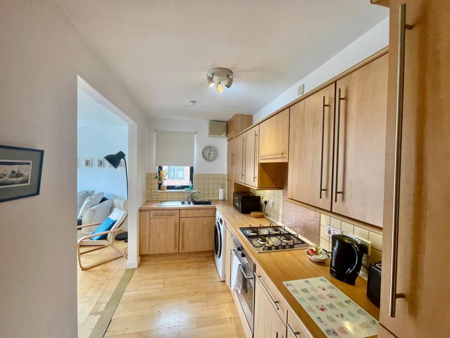Perfect Location In Heart Of West End Pass The Keys Apartment *