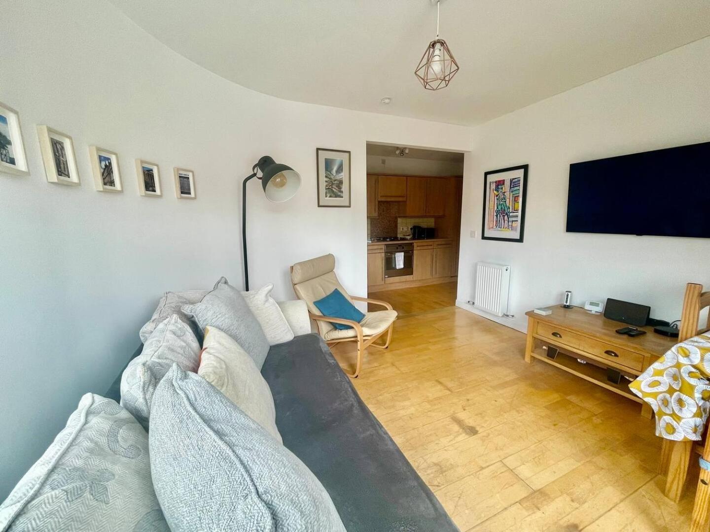 Perfect Location In Heart Of West End Pass The Keys * Glasgow