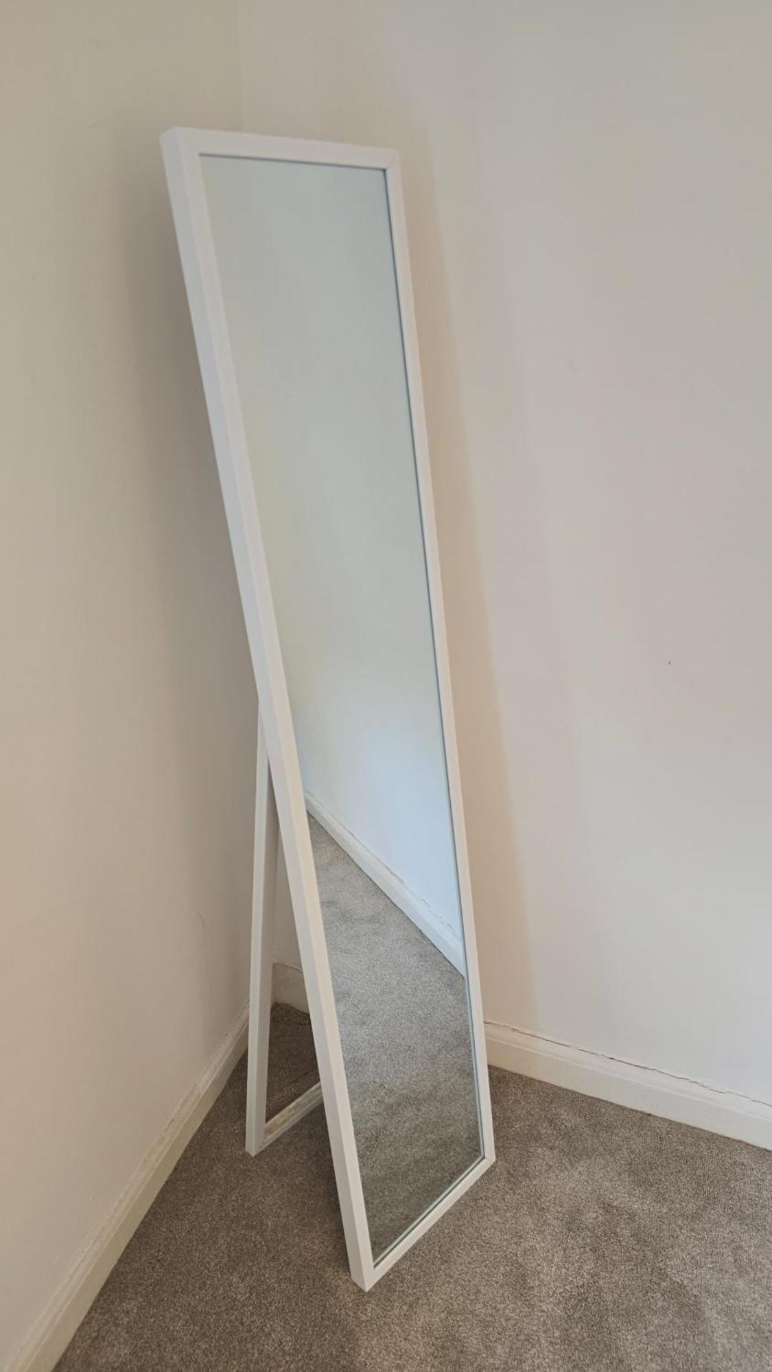 Holiday home - Beautiful Two Bedroom House In & Free Parking