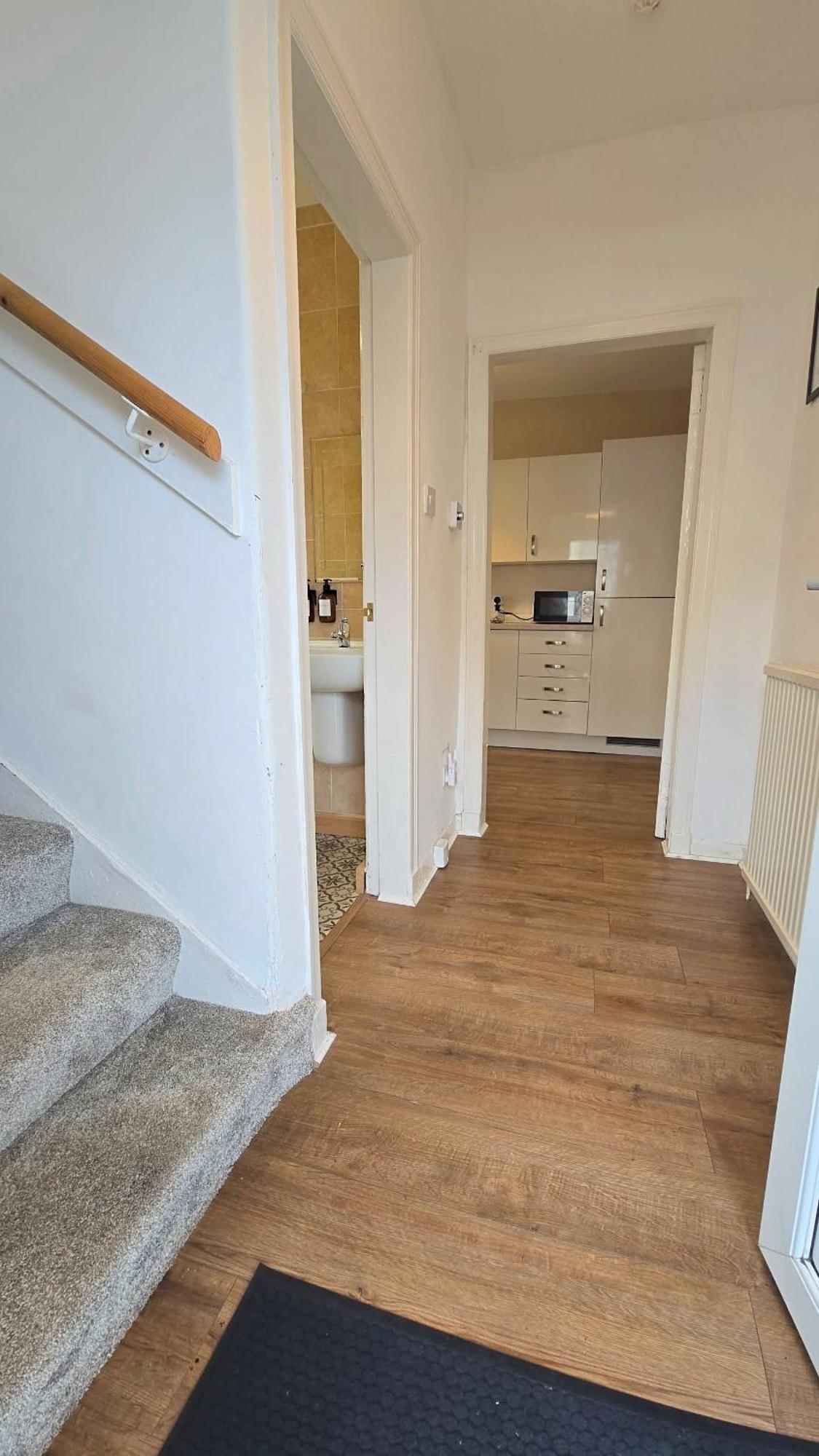 Holiday home - Beautiful Two Bedroom House In & Free Parking *