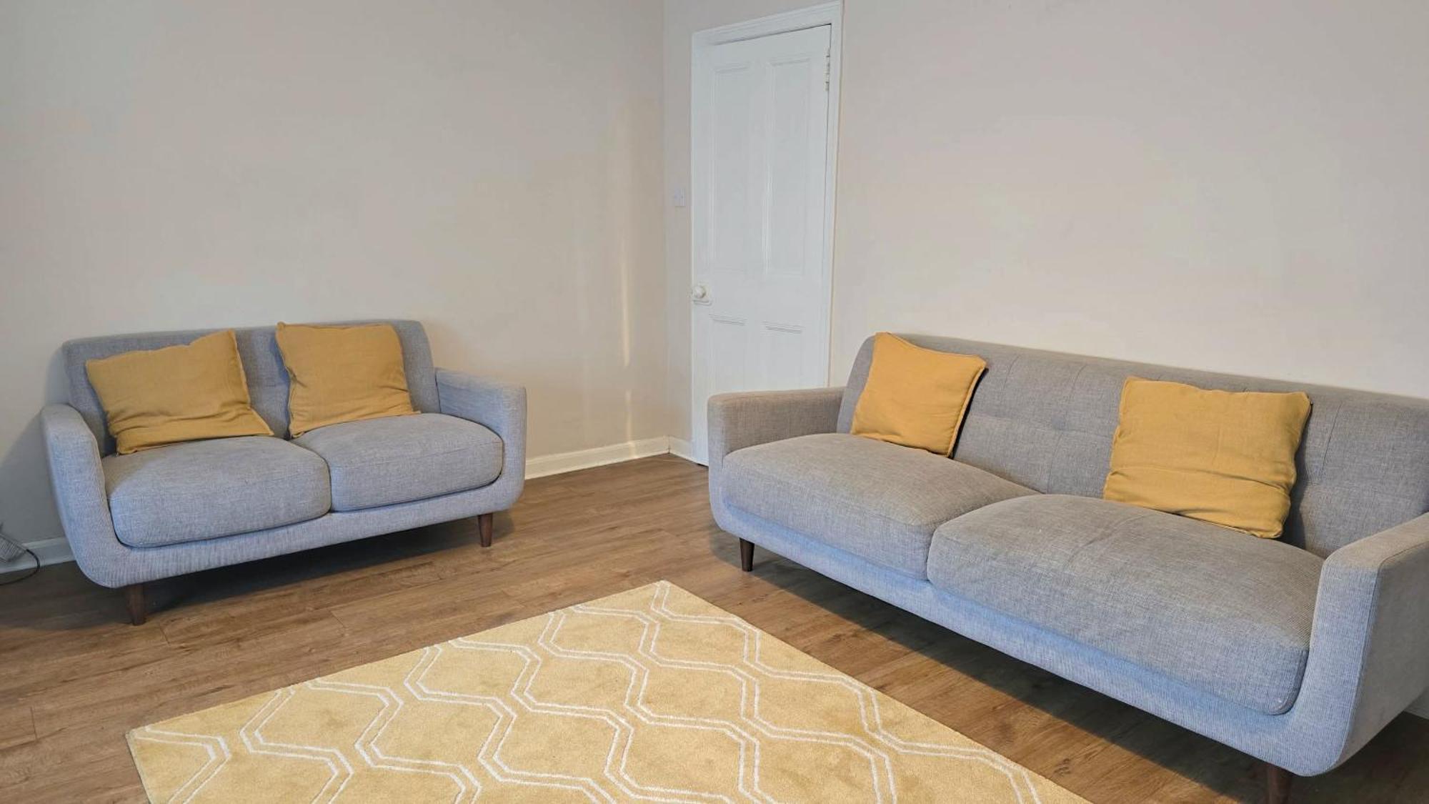 Holiday home - Beautiful Two Bedroom House In & Free Parking Glasgow
