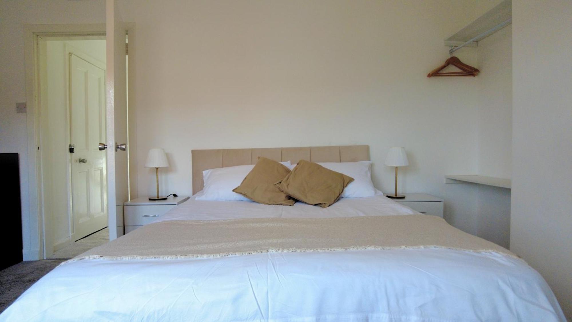 - Beautiful Two Bedroom House In & Free Parking *