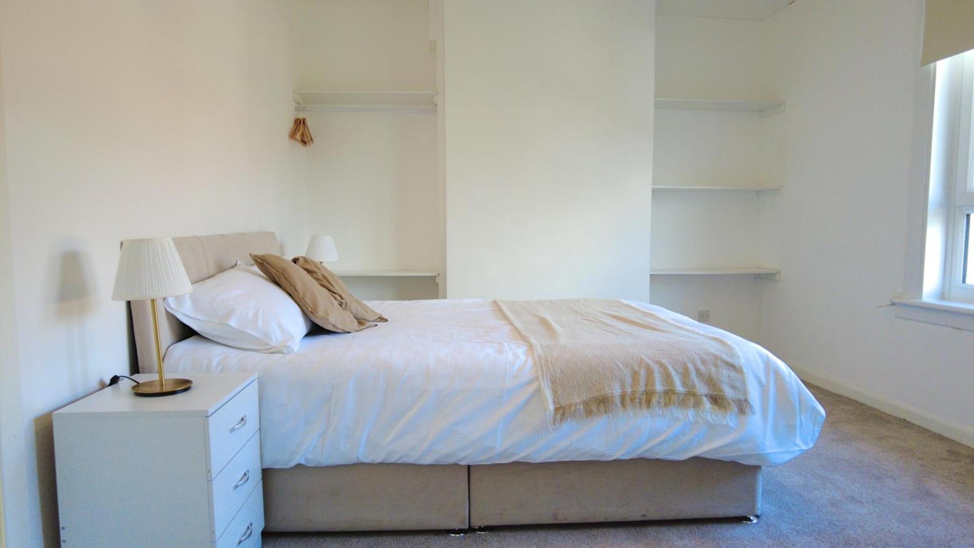 Holiday home - Beautiful Two Bedroom House In & Free Parking Glasgow