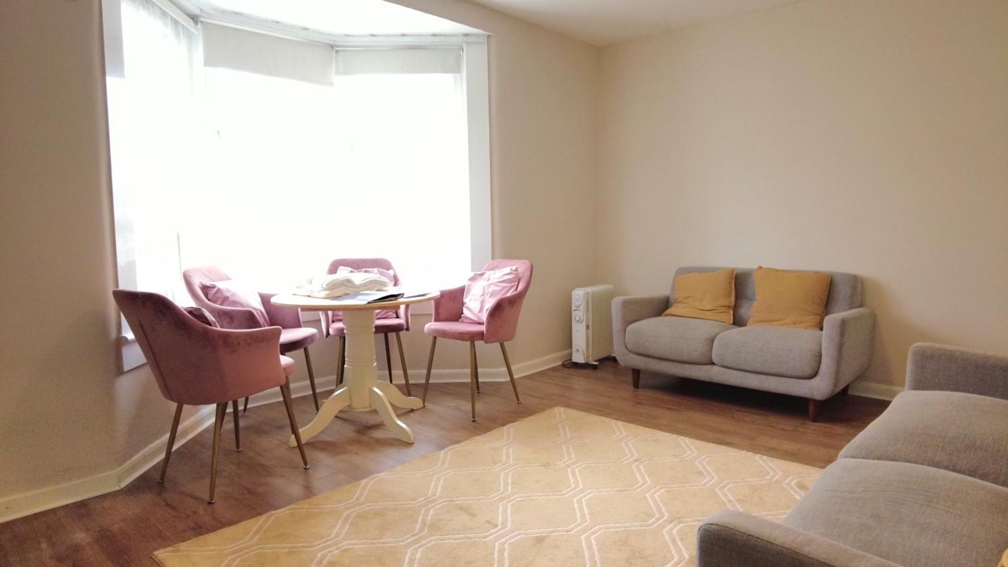 Holiday home - Beautiful Two Bedroom House In & Free Parking