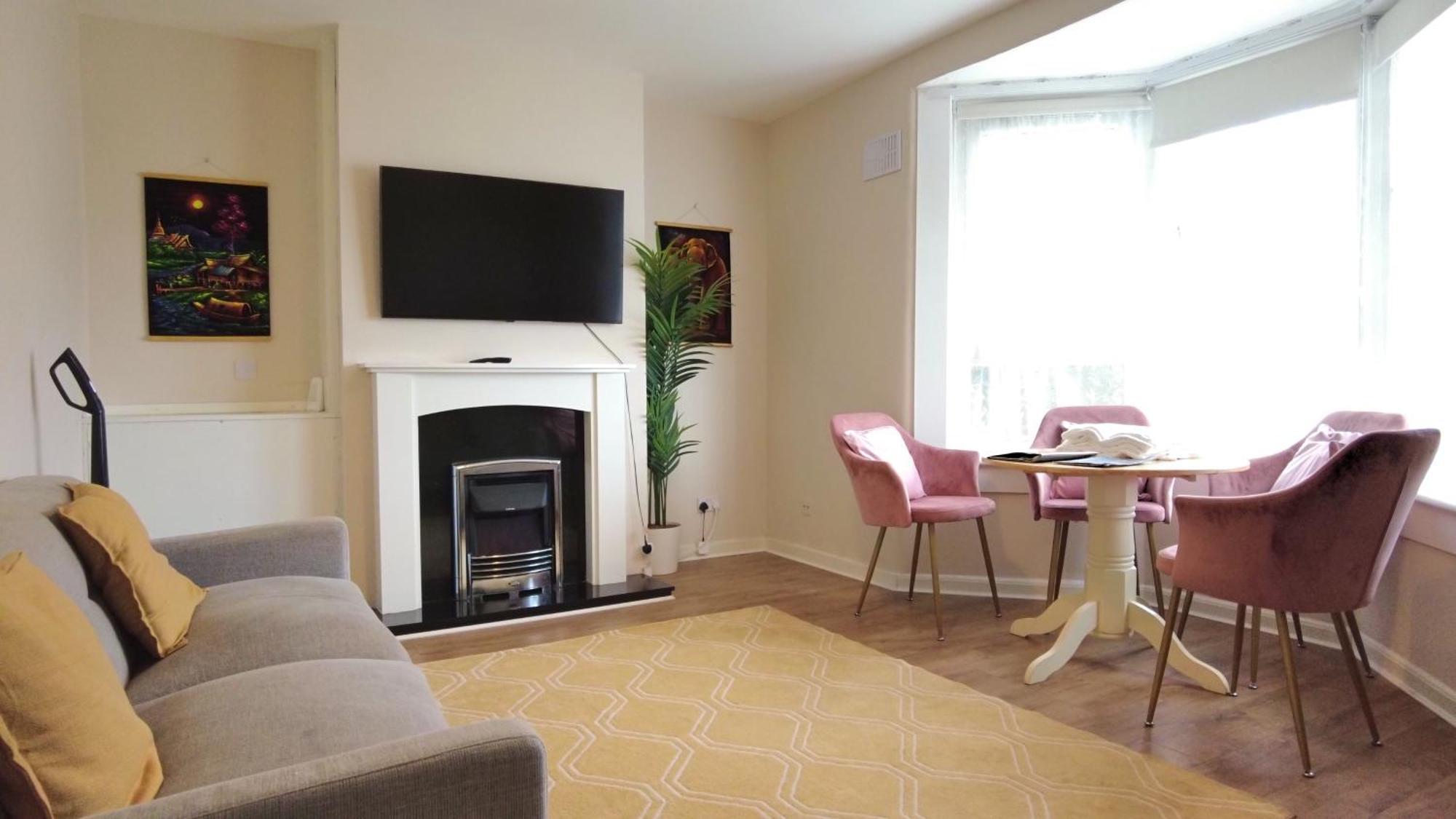 Holiday home - Beautiful Two Bedroom House In & Free Parking