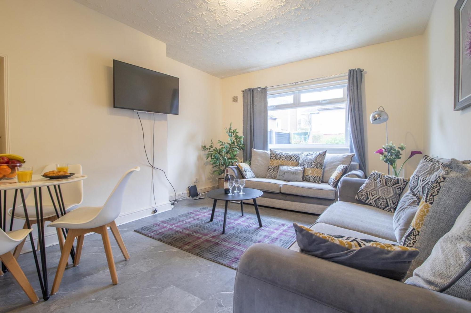 Large 3 Bed, Great For Contractors, With Private Parking Apartment *