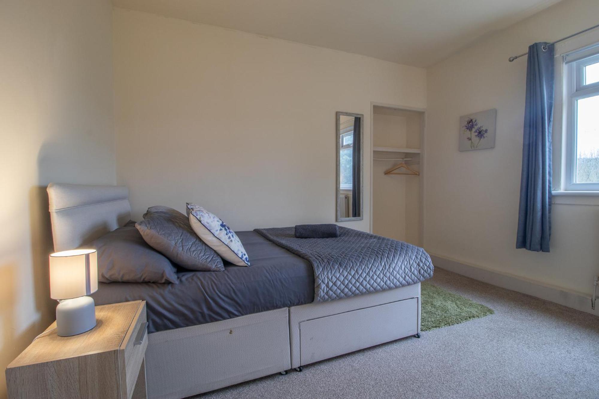 Large 3 Bed, Great For Contractors, With Private Parking Apartment Glasgow