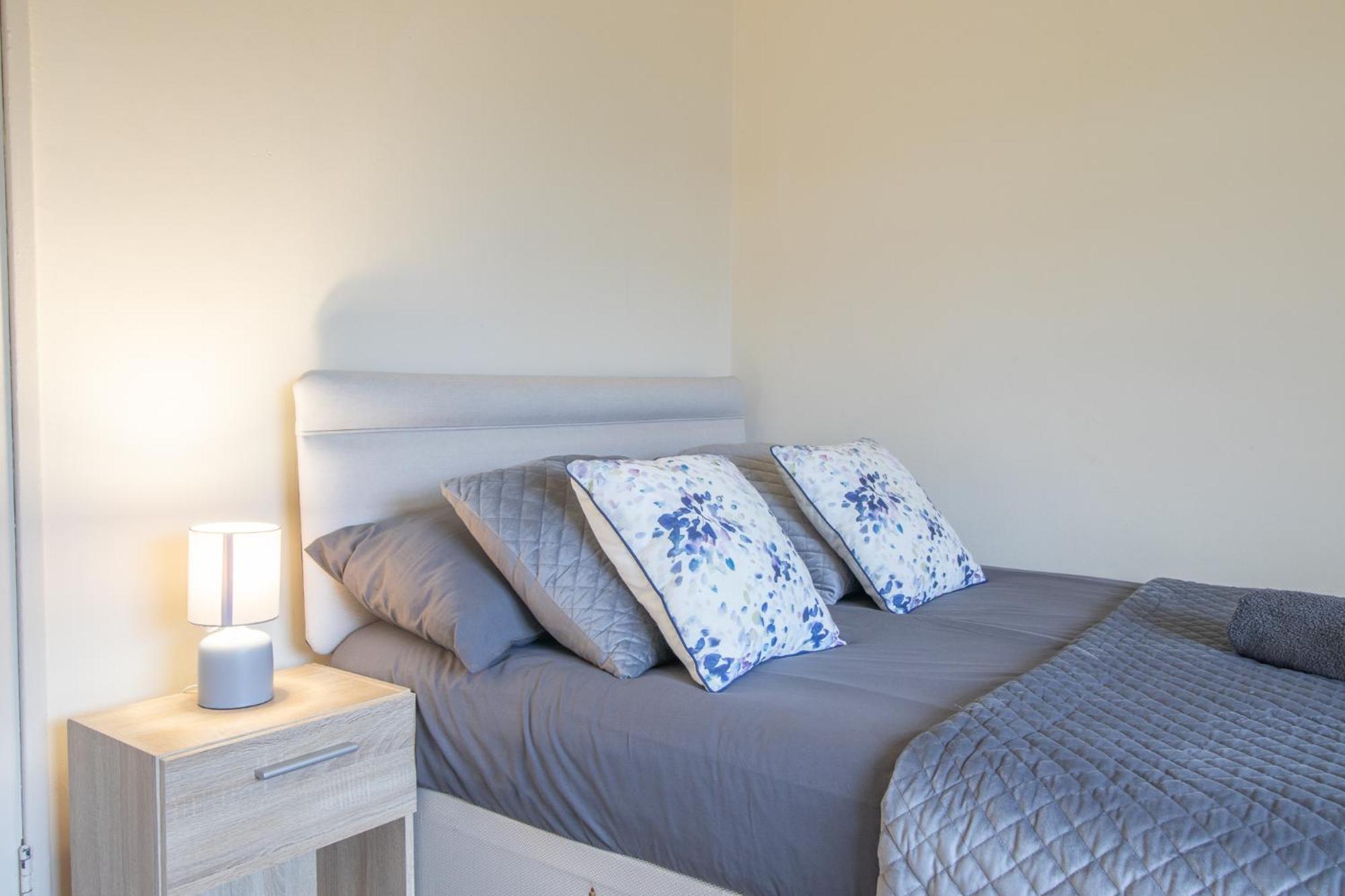 Large 3 Bed, Great For Contractors, With Private Parking Apartment