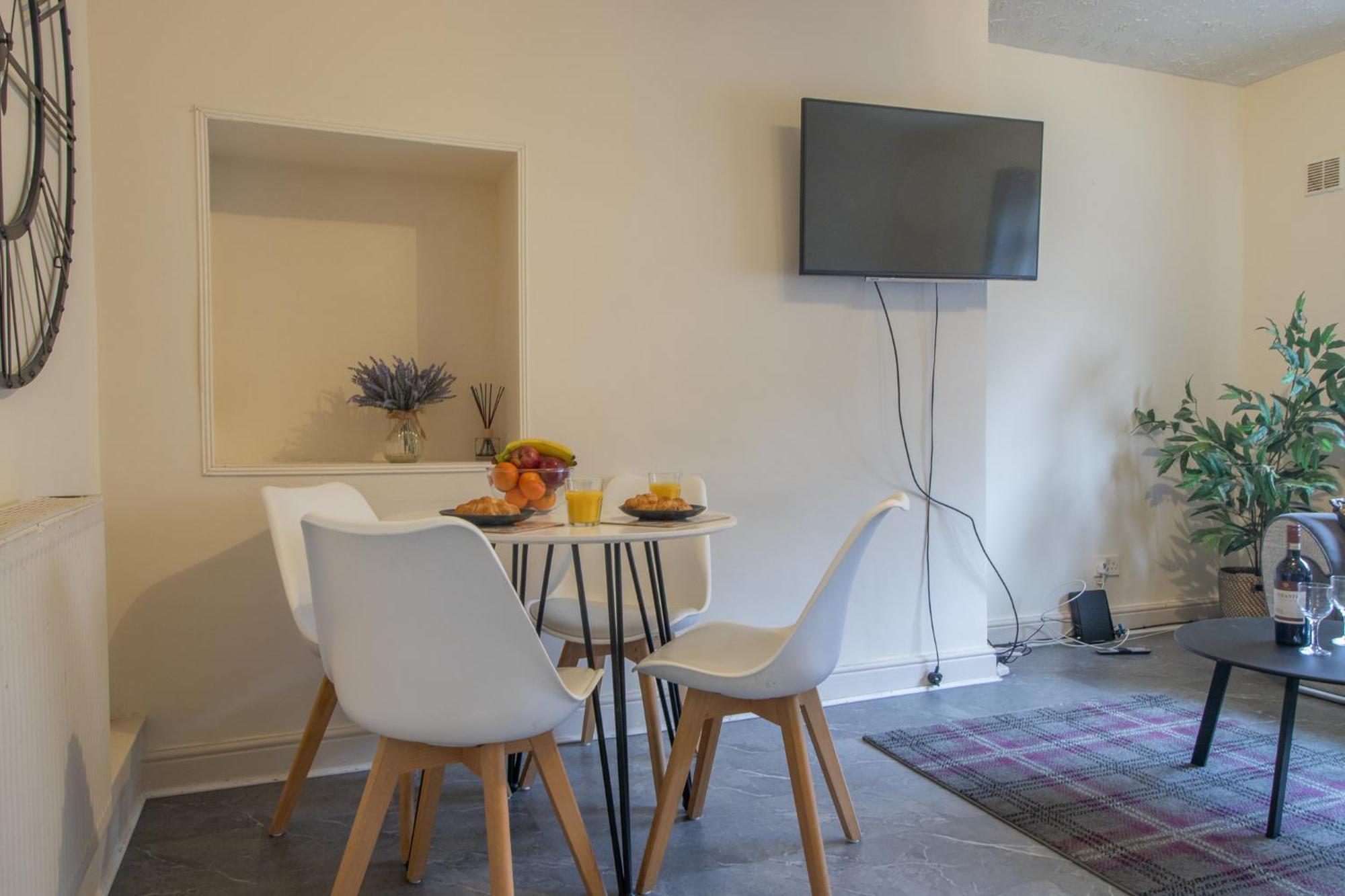 Large 3 Bed, Great For Contractors, With Private Parking * Glasgow