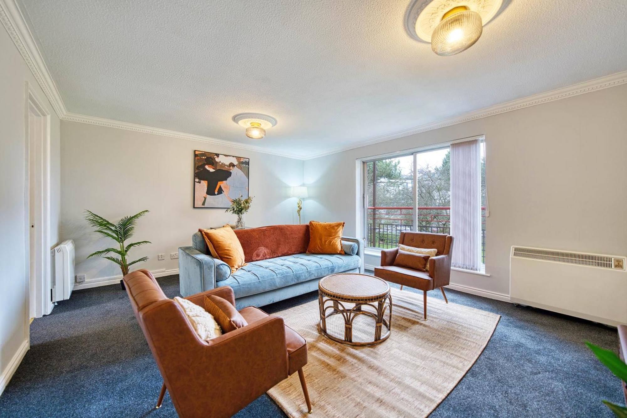 Spacious 5-bed Riverside With Free Parking Apartment