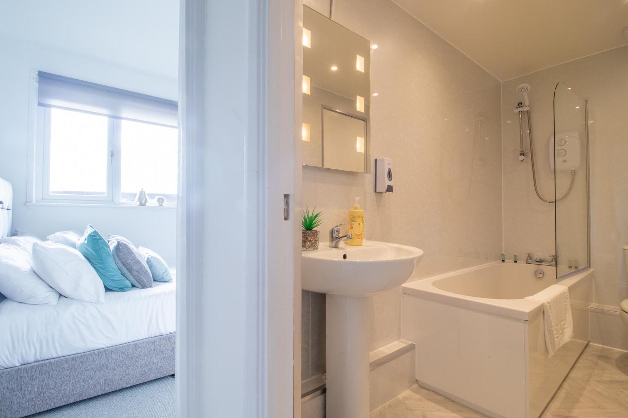 Apartment Glasgow, 2 Bed House With Parking Glasgow