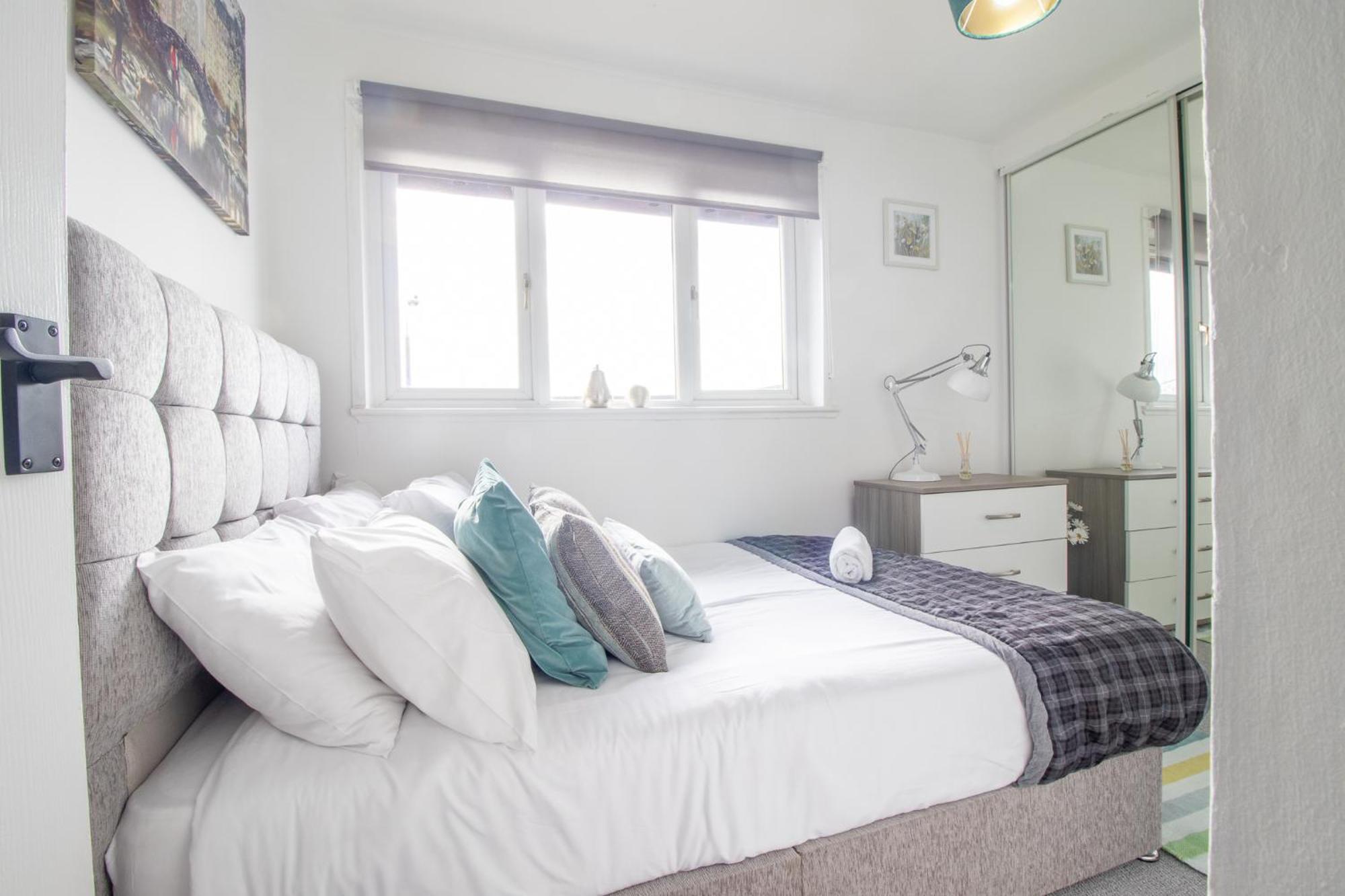 Glasgow, 2 Bed House With Parking
