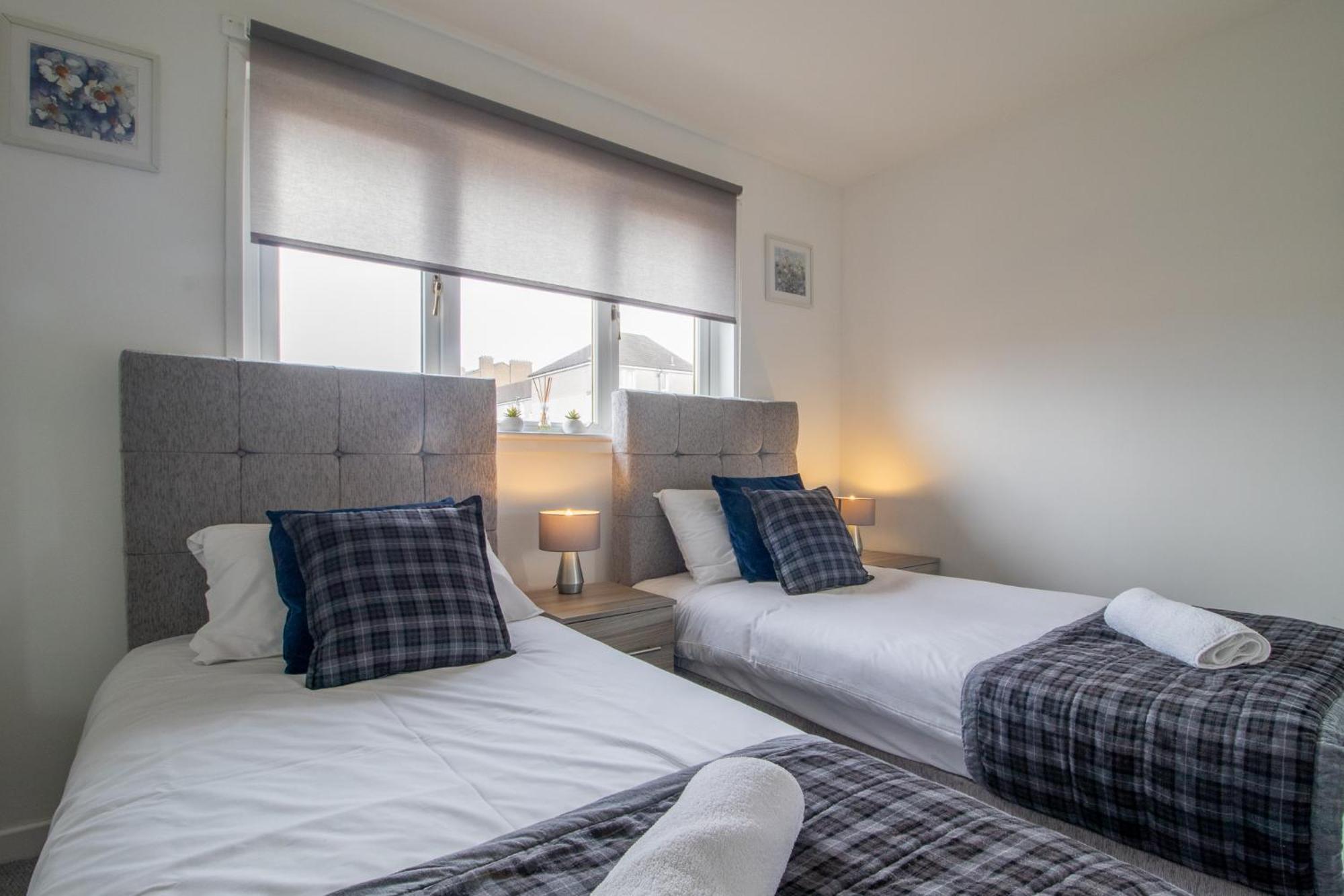 Glasgow, 2 Bed House With Parking * Glasgow