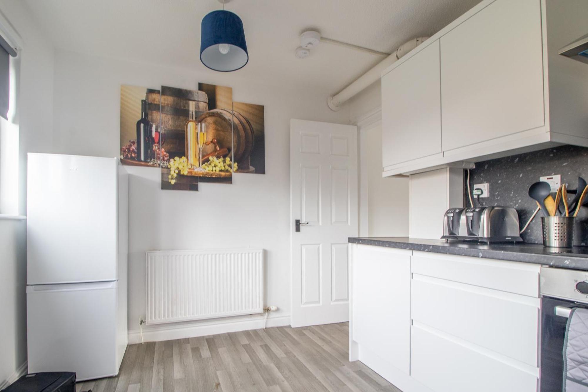 Glasgow, 2 Bed House With Parking Glasgow