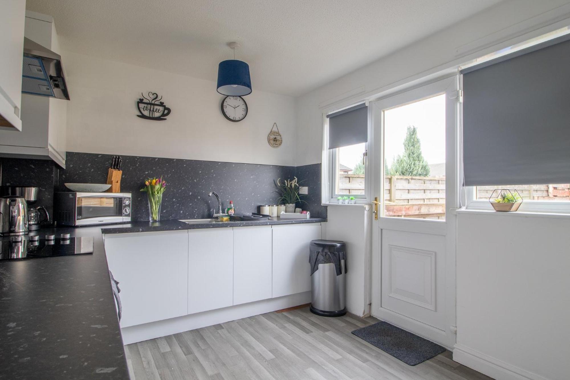 Glasgow, 2 Bed House With Parking * Glasgow