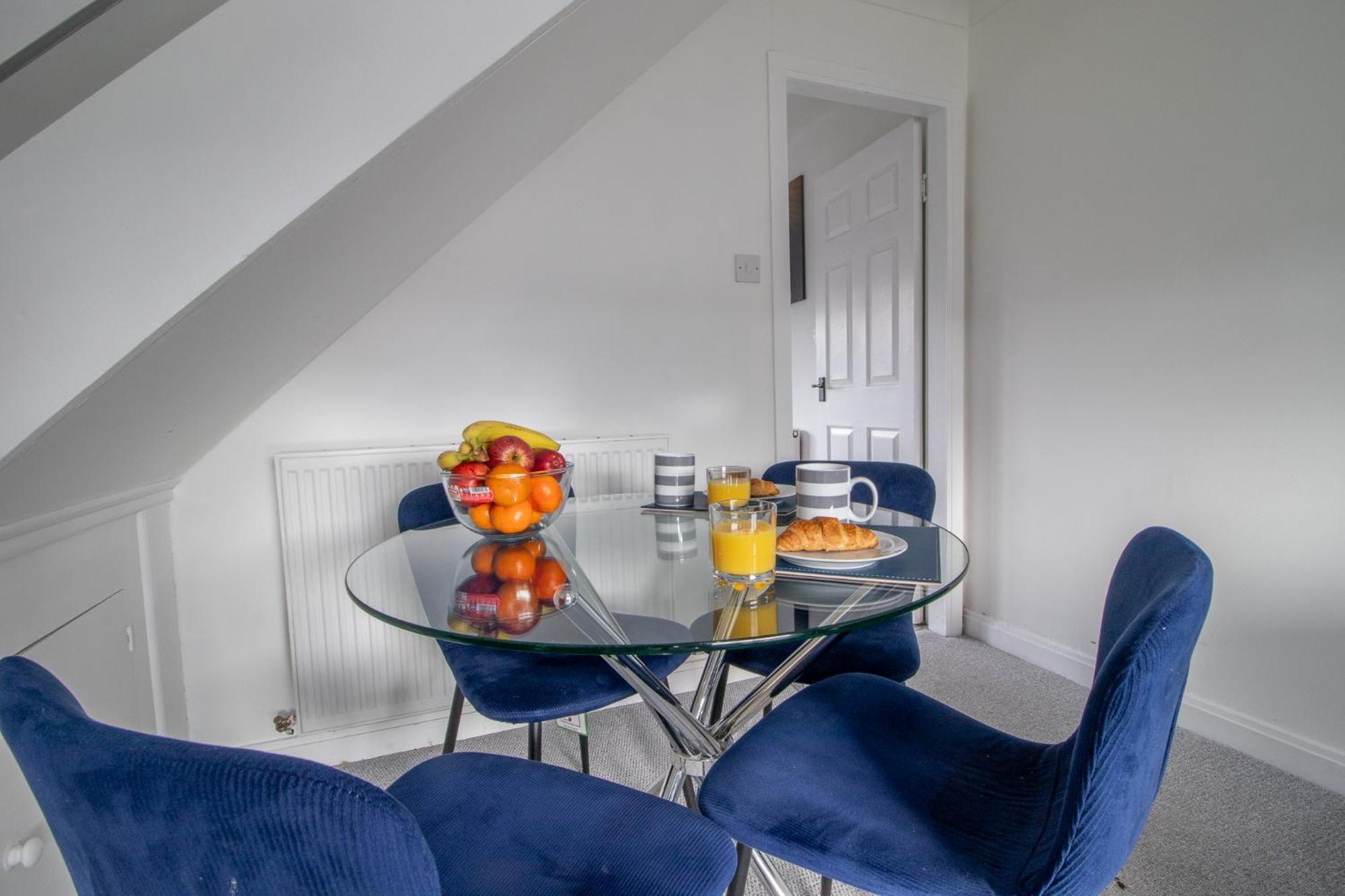 Glasgow, 2 Bed House With Parking