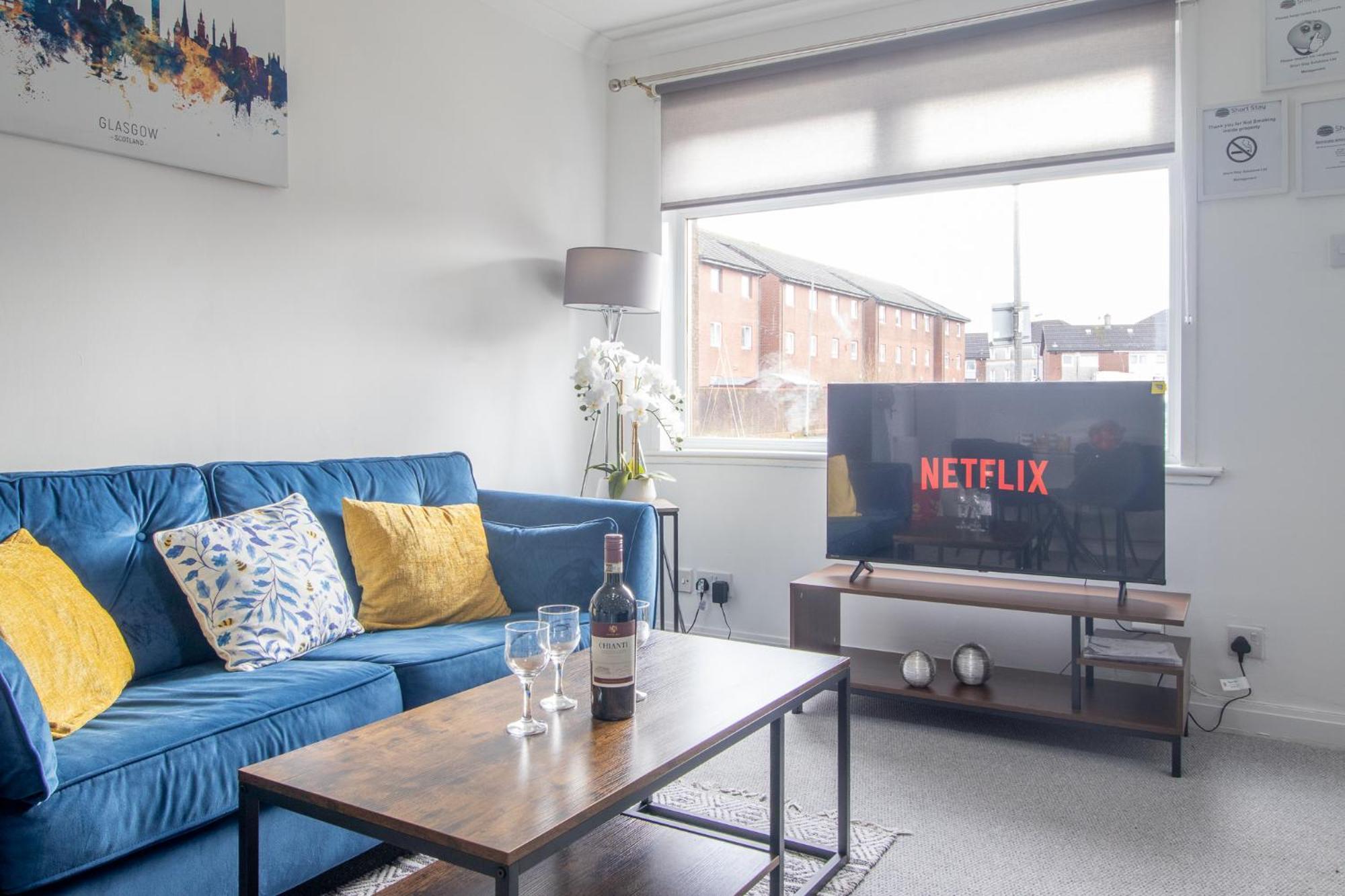 Glasgow, 2 Bed House With Parking Apartment