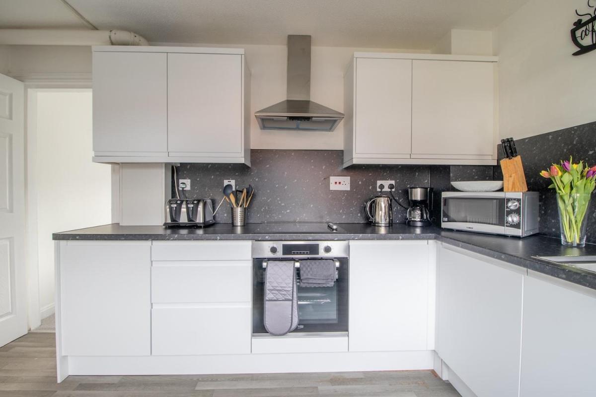 Glasgow, 2 Bed House With Parking
