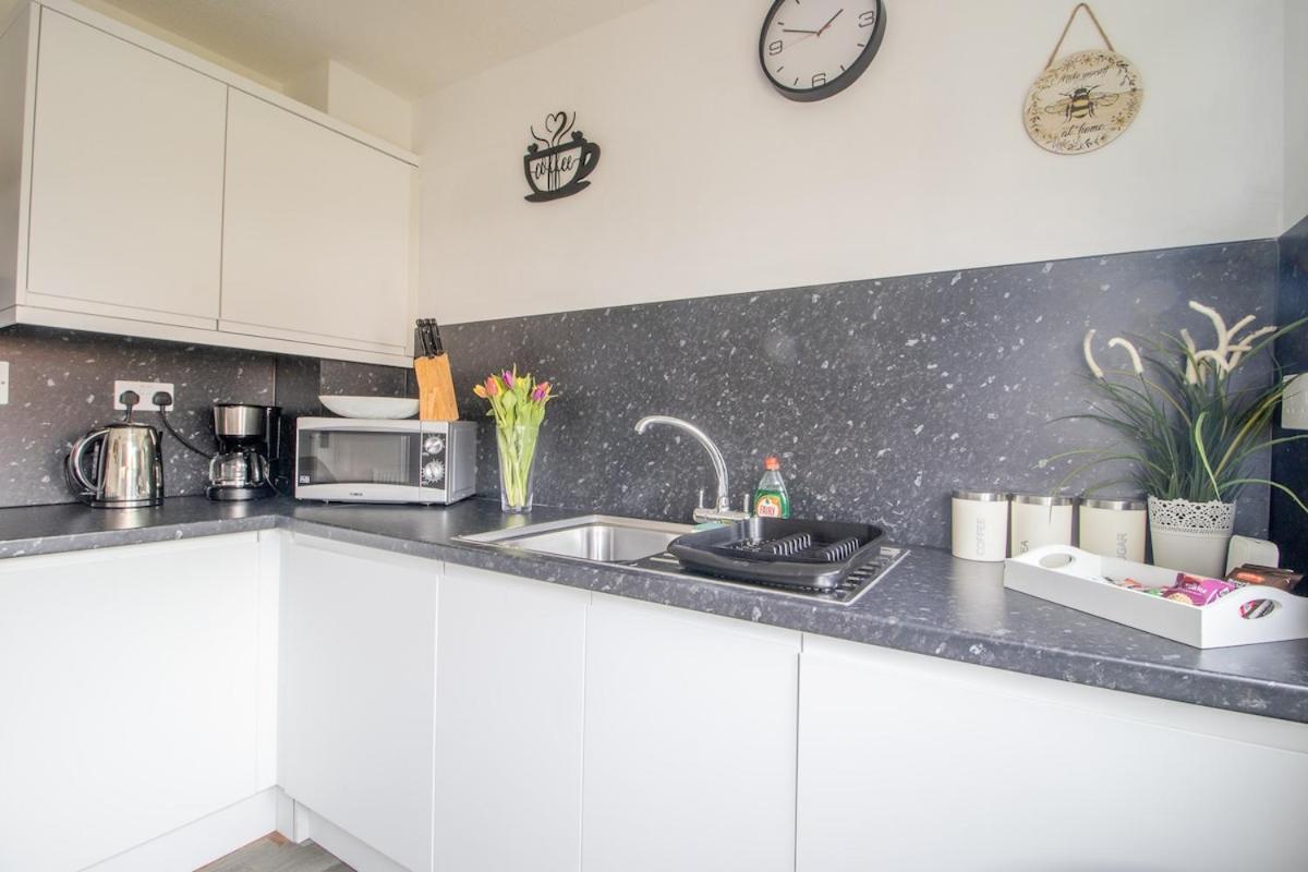 Glasgow, 2 Bed House With Parking Apartment