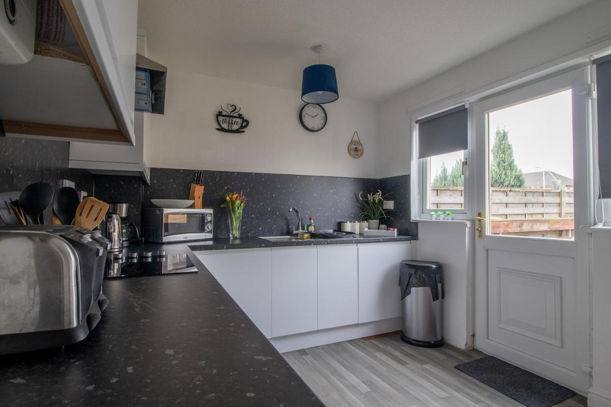 Apartment Glasgow, 2 Bed House With Parking *