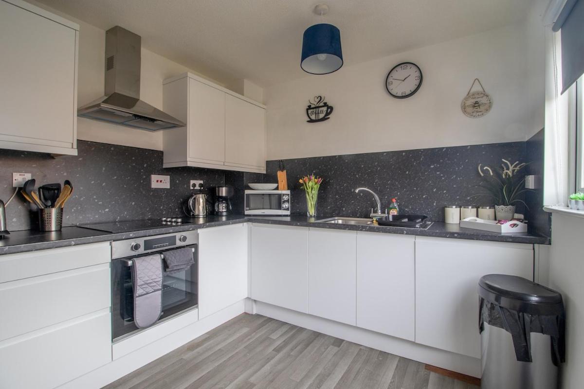 Glasgow, 2 Bed House With Parking Apartment