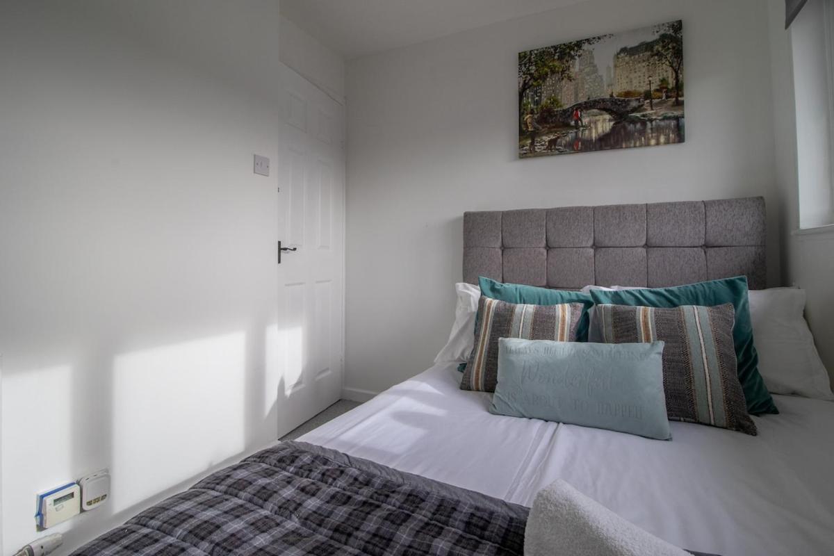 Glasgow, 2 Bed House With Parking Apartment *