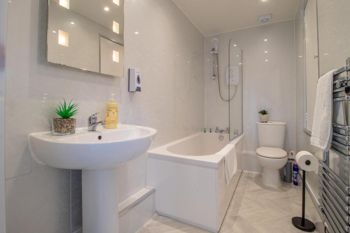 Apartment Glasgow, 2 Bed House With Parking *