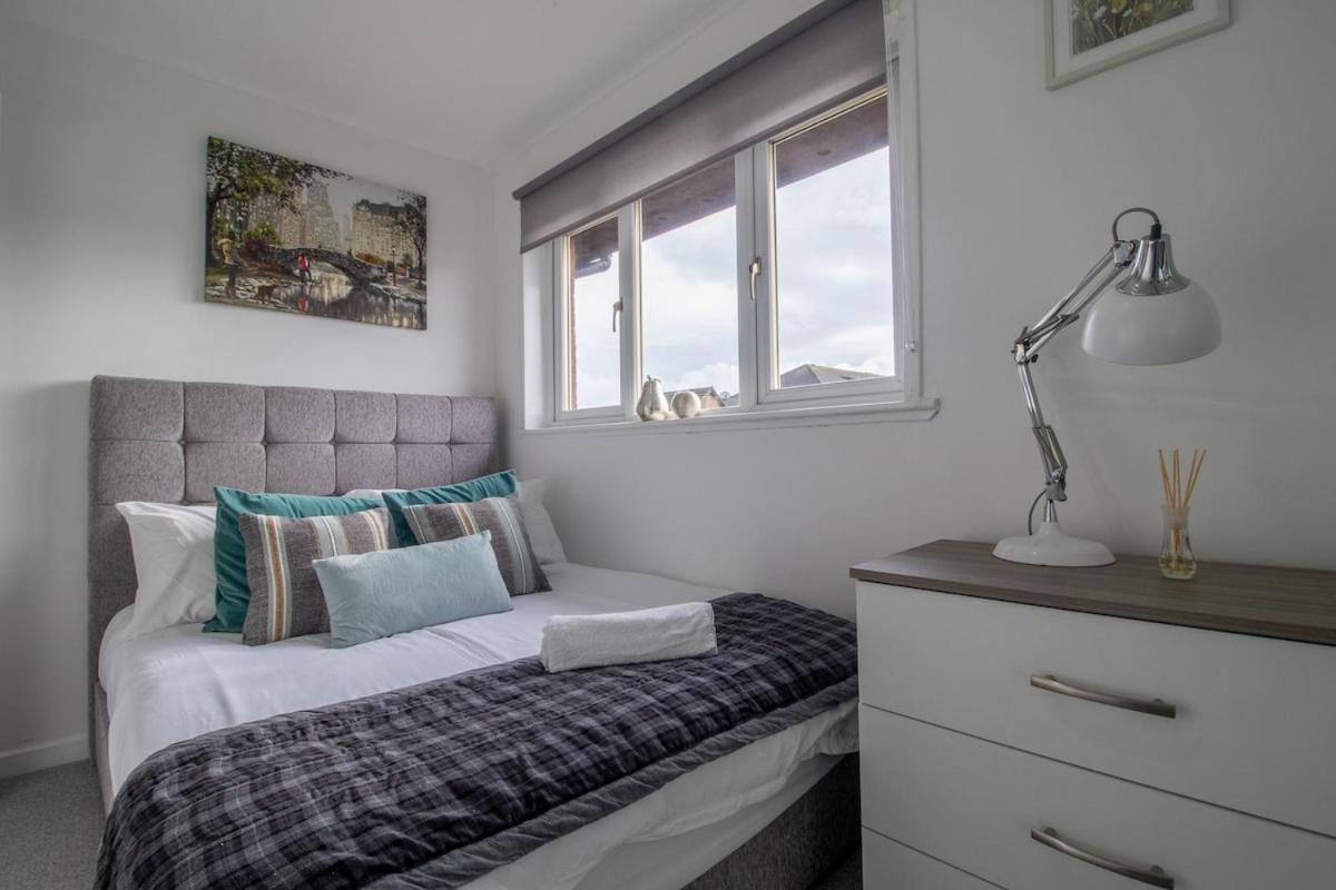 Glasgow, 2 Bed House With Parking