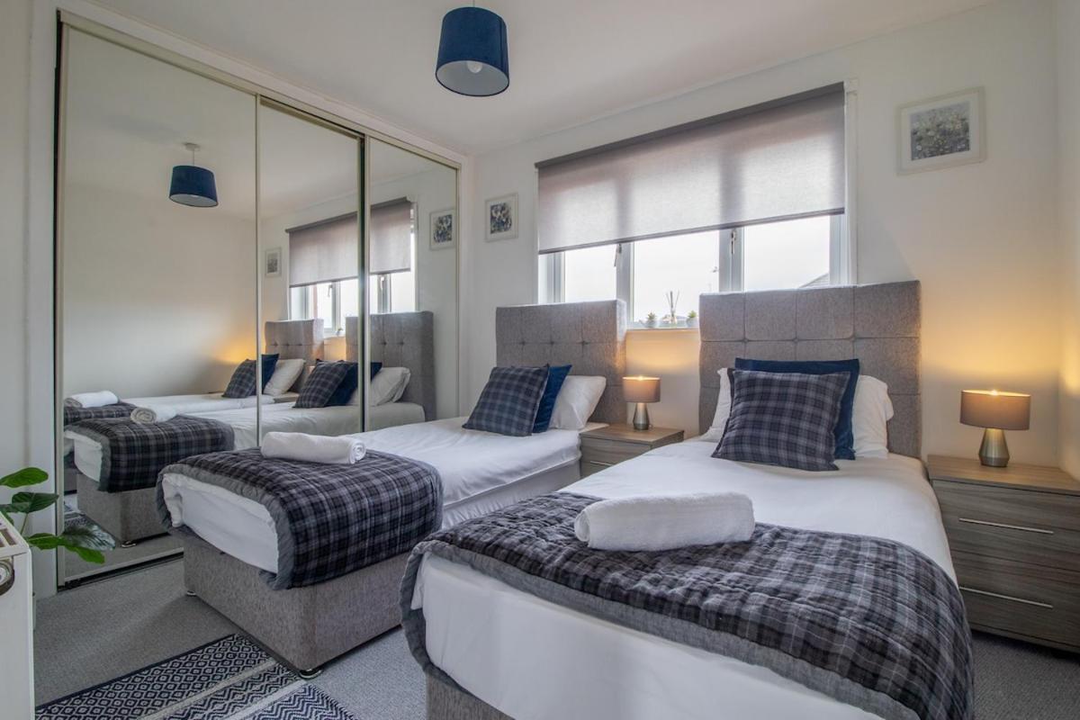 Glasgow, 2 Bed House With Parking Apartment *