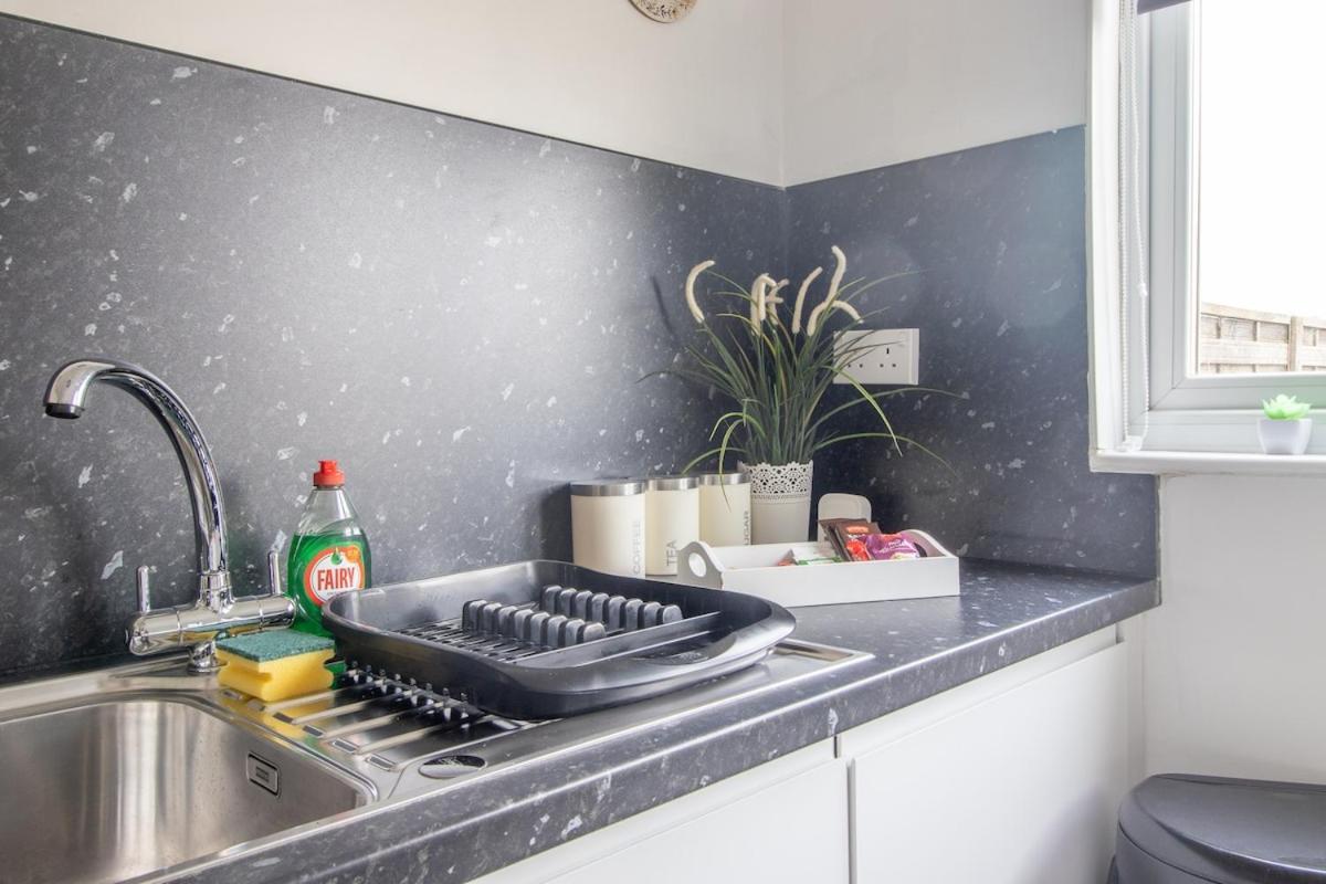 Glasgow, 2 Bed House With Parking