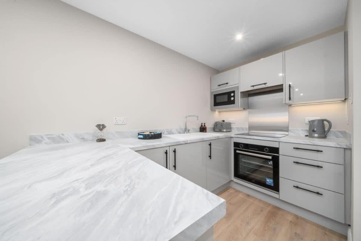 Stylish 2 Bed With Parking *