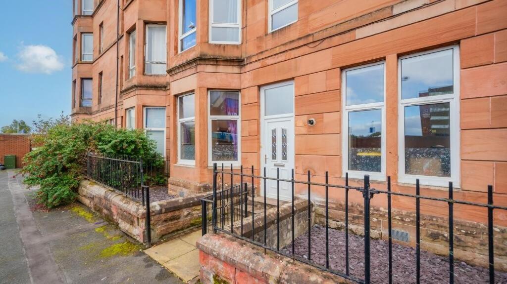 Apartment - Stylish 2 Bed In Unique Ibrox Location Nearby Subway And Free Parking