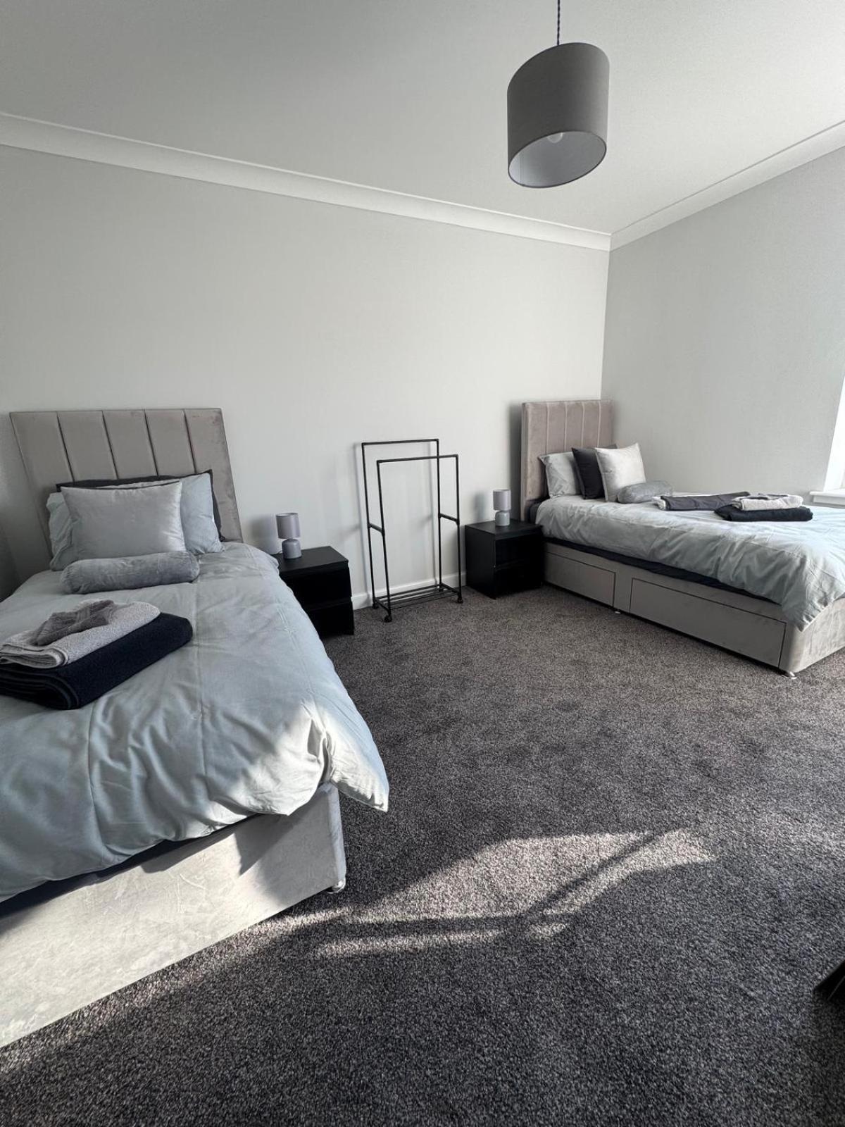 Sleek And Stylish 3 Bed West End House Apartment *